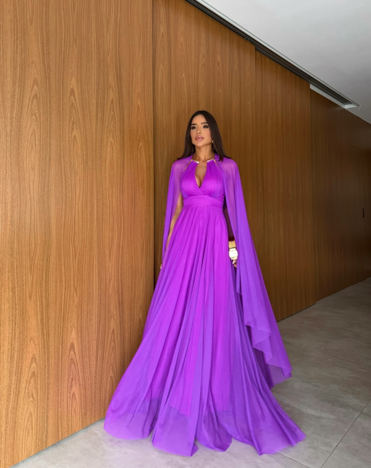 Vestido Longo Roxo com Capa – Elegância e Sofisticação
