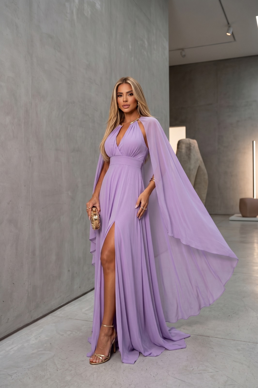 Vestido Longo Lilás com Capa – Elegância e Sofisticação