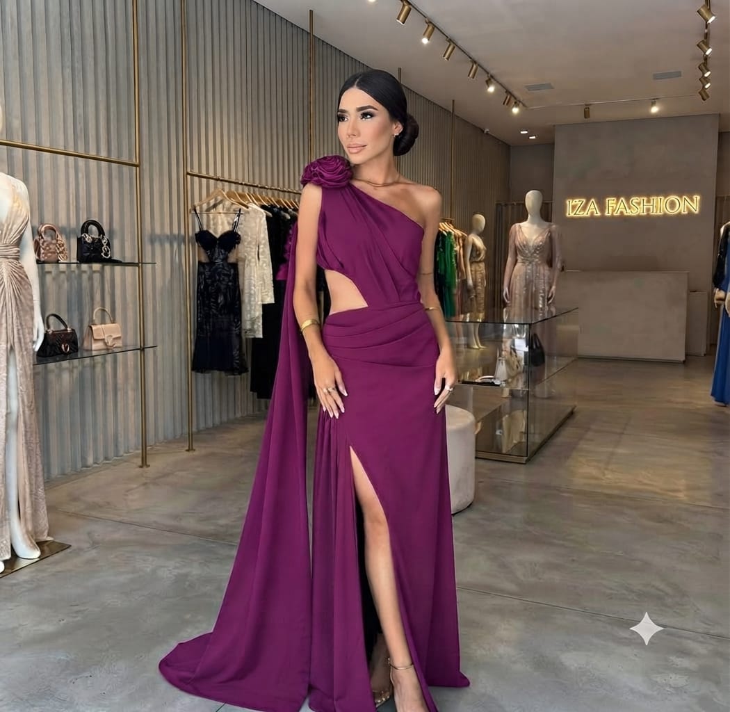 Vestido Longo Fúcsia em Crepe com Ombro Único, Flor 3D, Recorte Lateral e Fenda