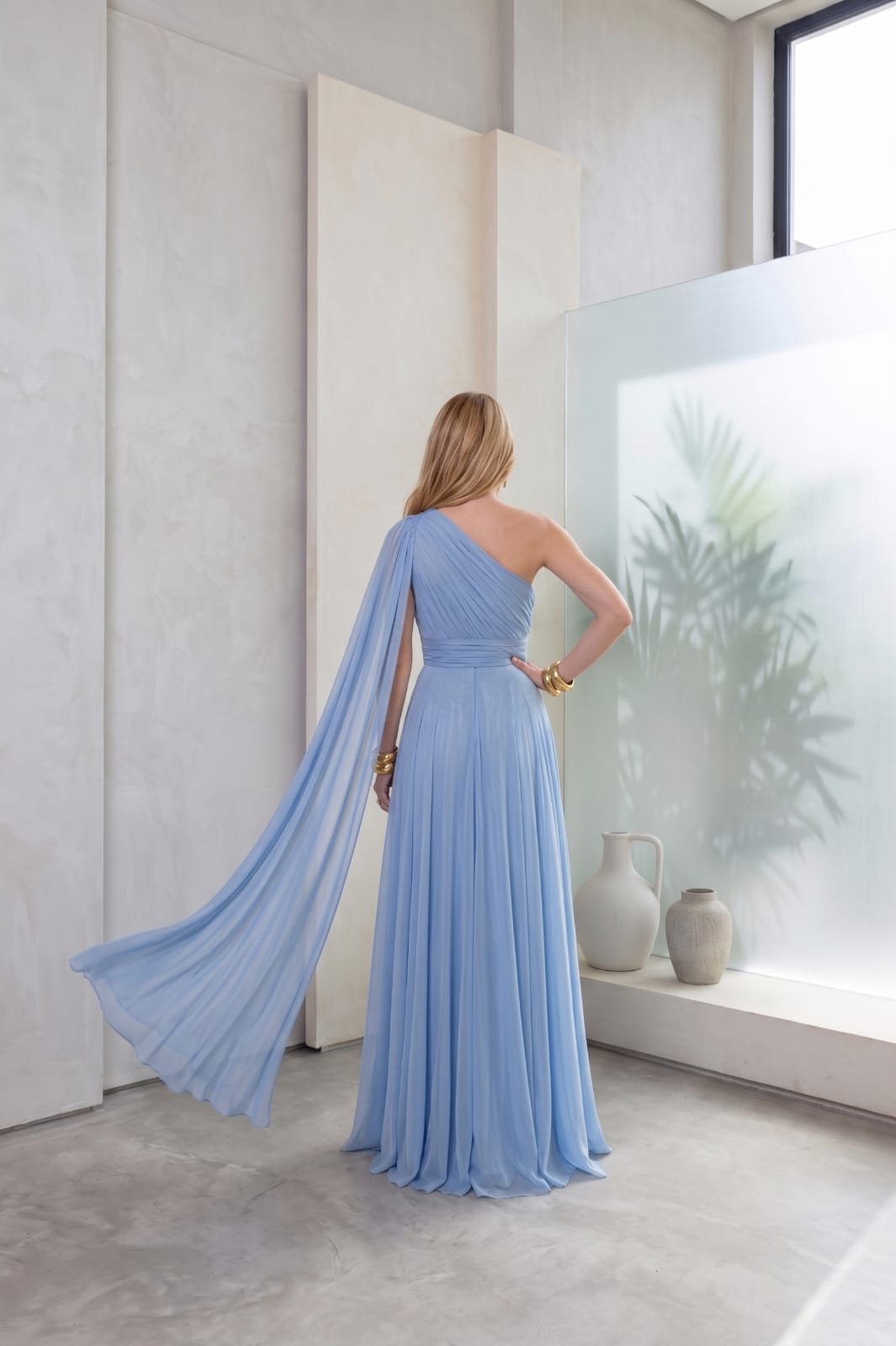 Vestido Longo Azul Serenity em Chiffon com Ombro Único e Drapeado com Cauda