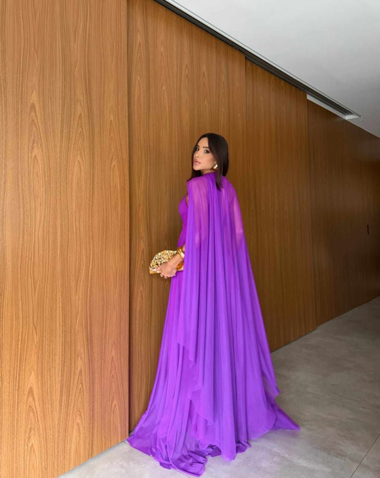 Vestido Longo Roxo com Capa – Elegância e Sofisticação