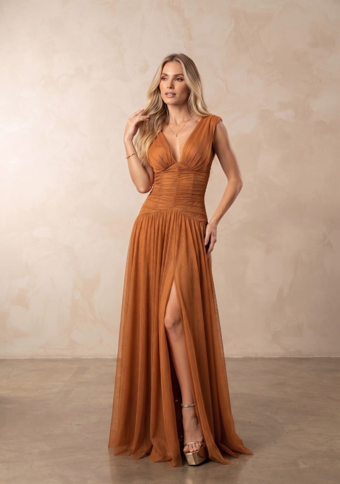 Vestido Longo Caramelo em Tule com Decote V, Cintura Franzida e Fenda Alta
