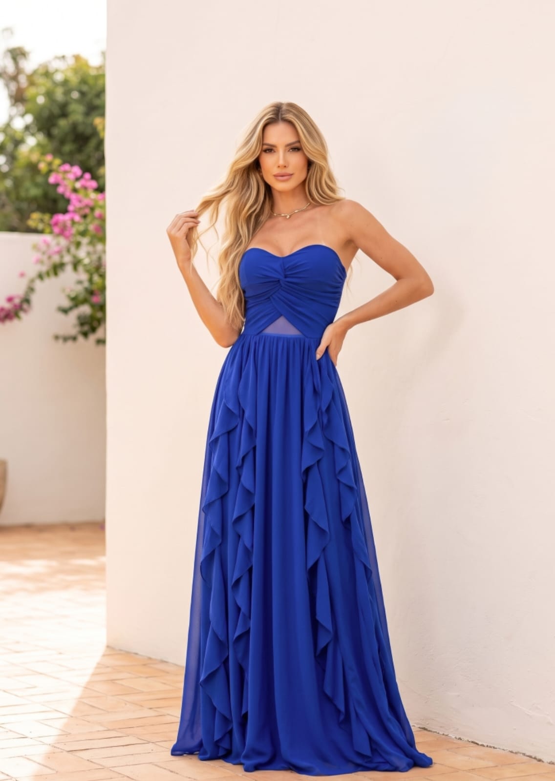 Vestido Longo Azul Royal em Chiffon com Decote Coração Torcido e Saia com Babados em Cascata
