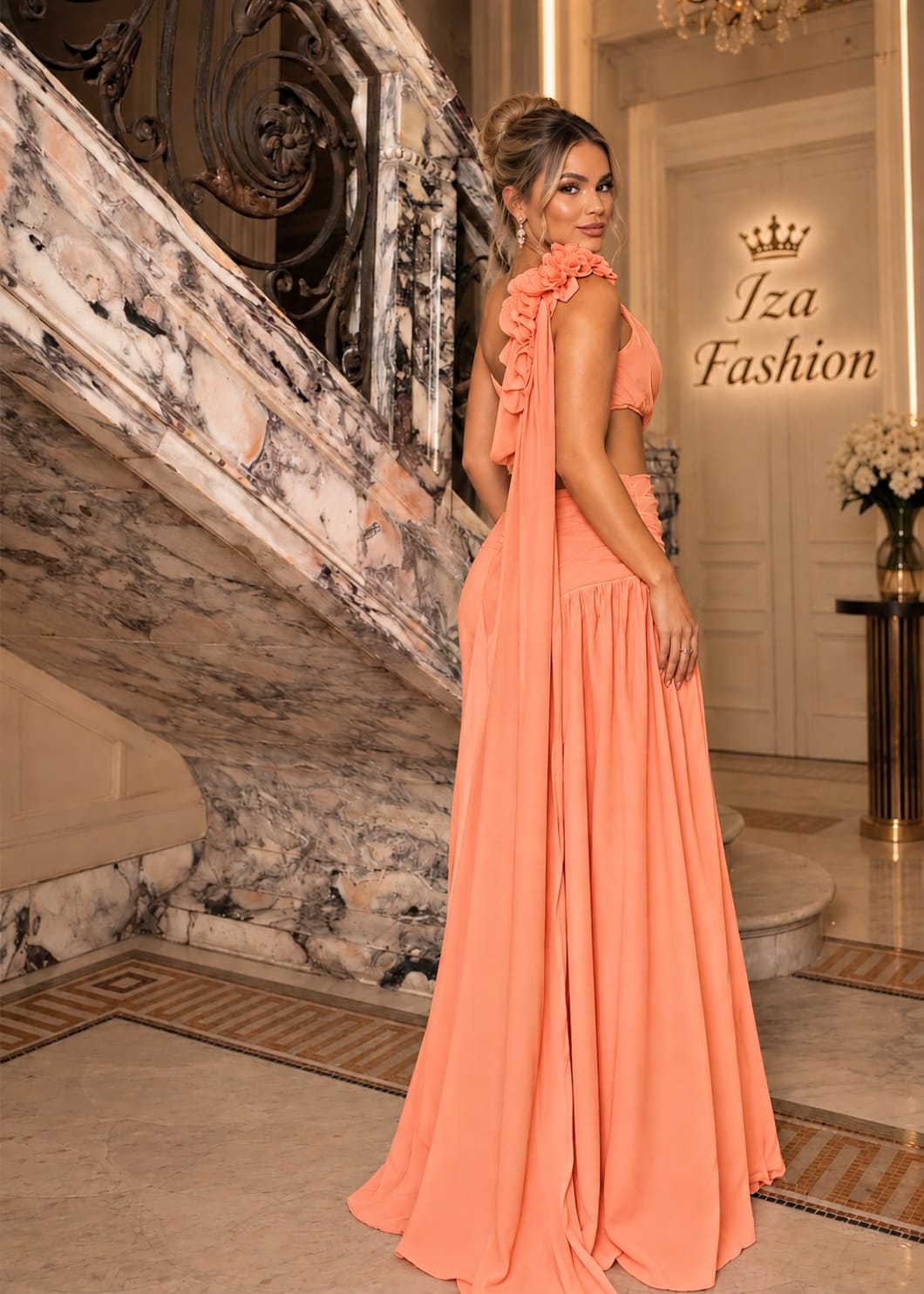 Vestido Longo Laranja Claro em Crepe com Ombro Único, Flor 3D, Recorte Lateral e Fenda Alta