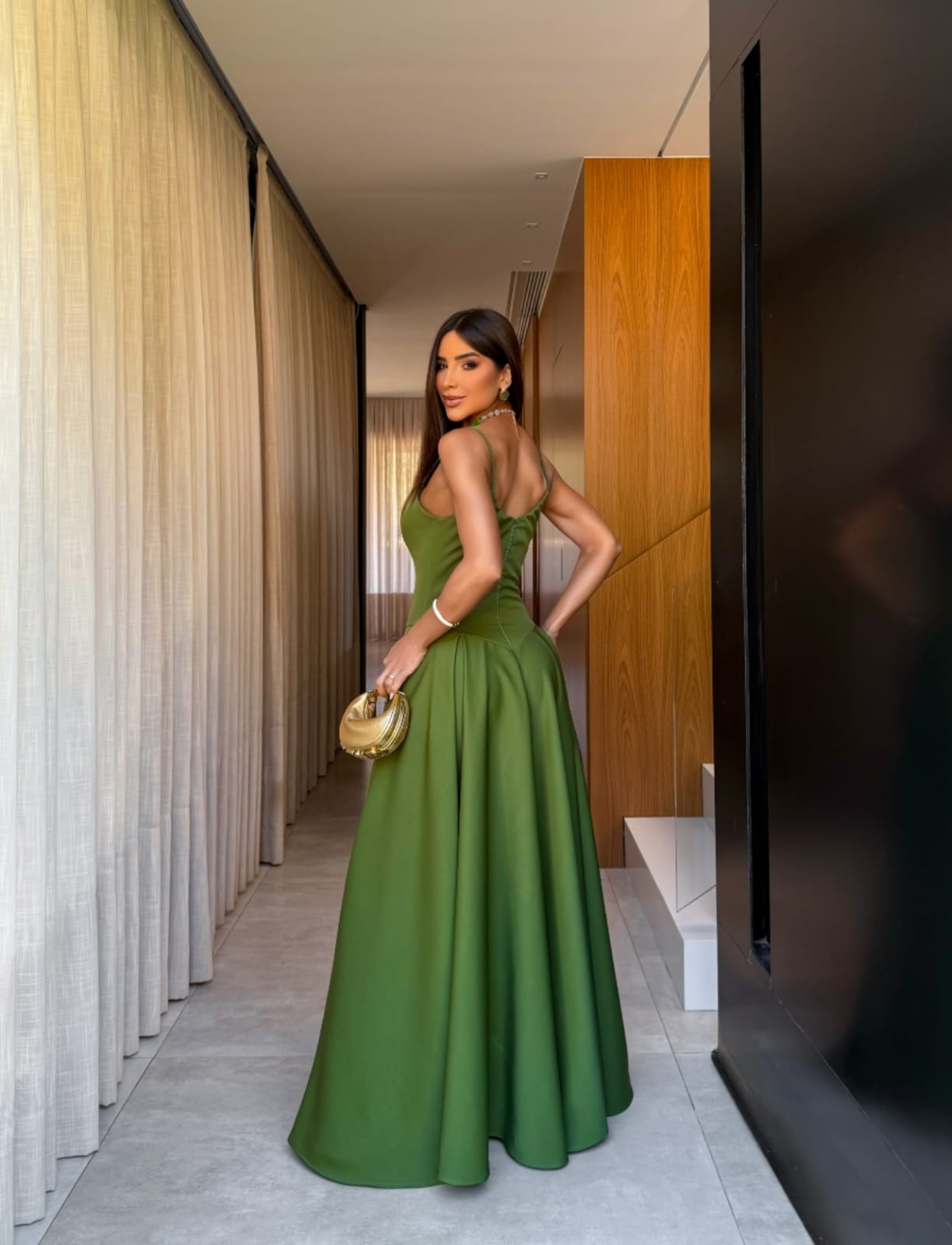 Vestido Longo Oliva Alças Finas com Decote Coração e Saia Evasê