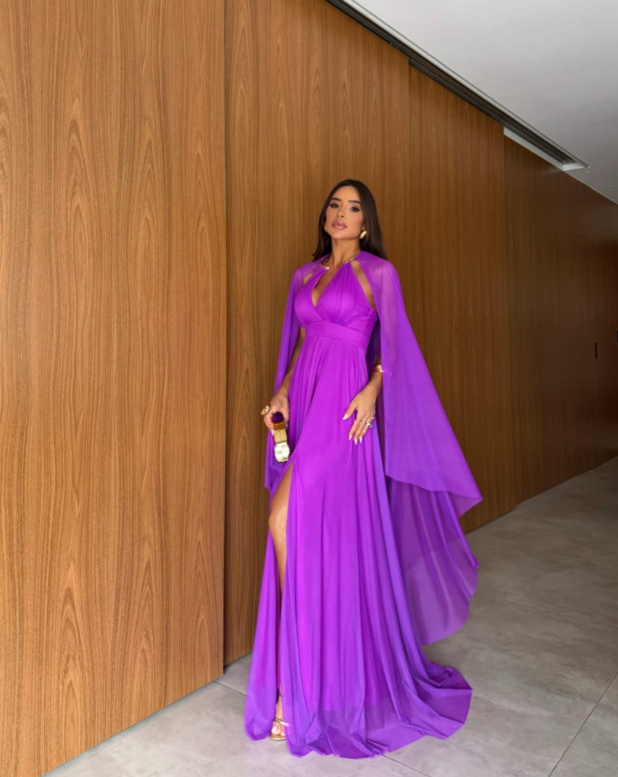 Vestido Longo Roxo com Capa – Elegância e Sofisticação