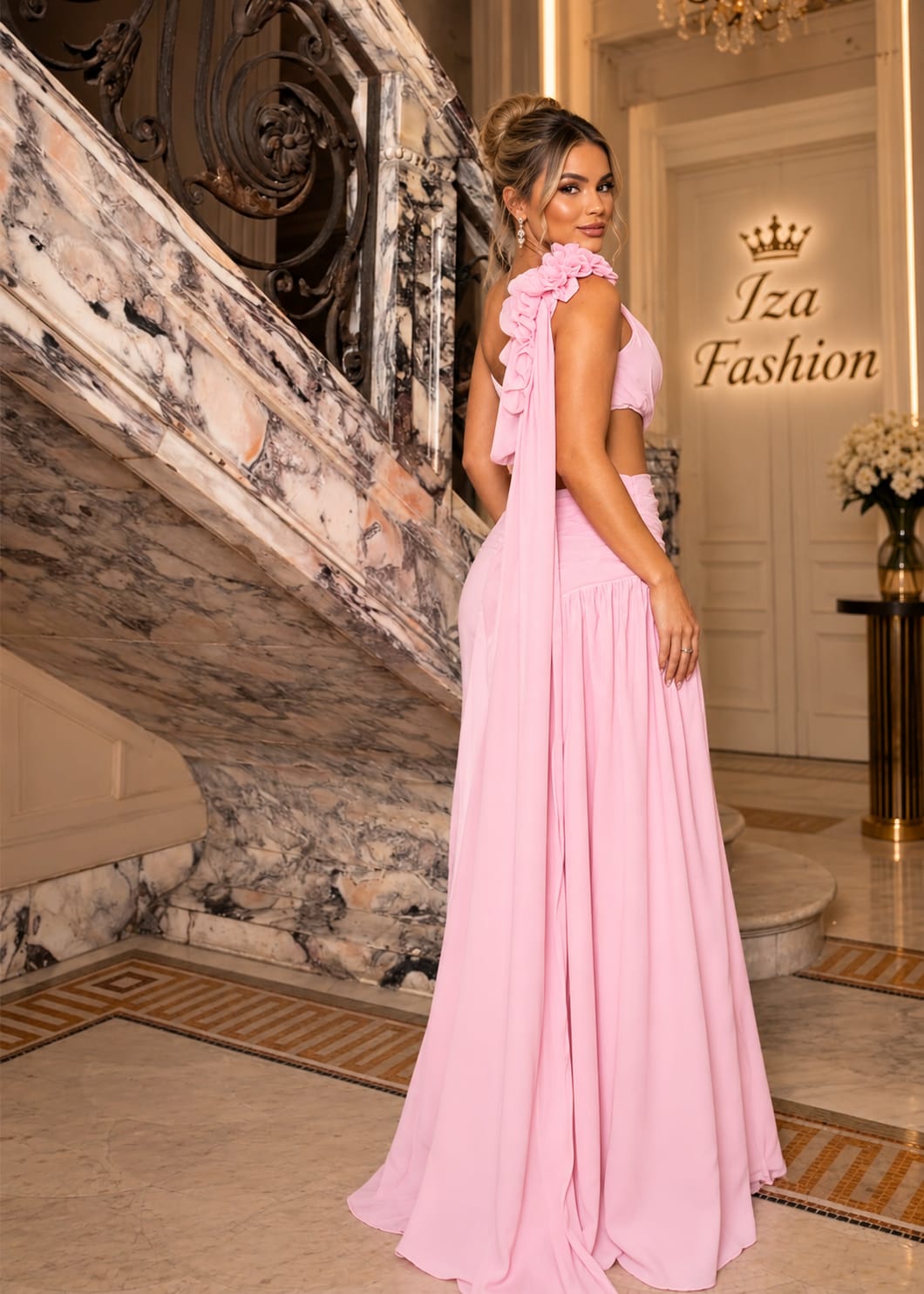 Vestido Longo Rosa Baby em Crepe com Ombro Único, Flor 3D, Recorte Lateral e Fenda Alta