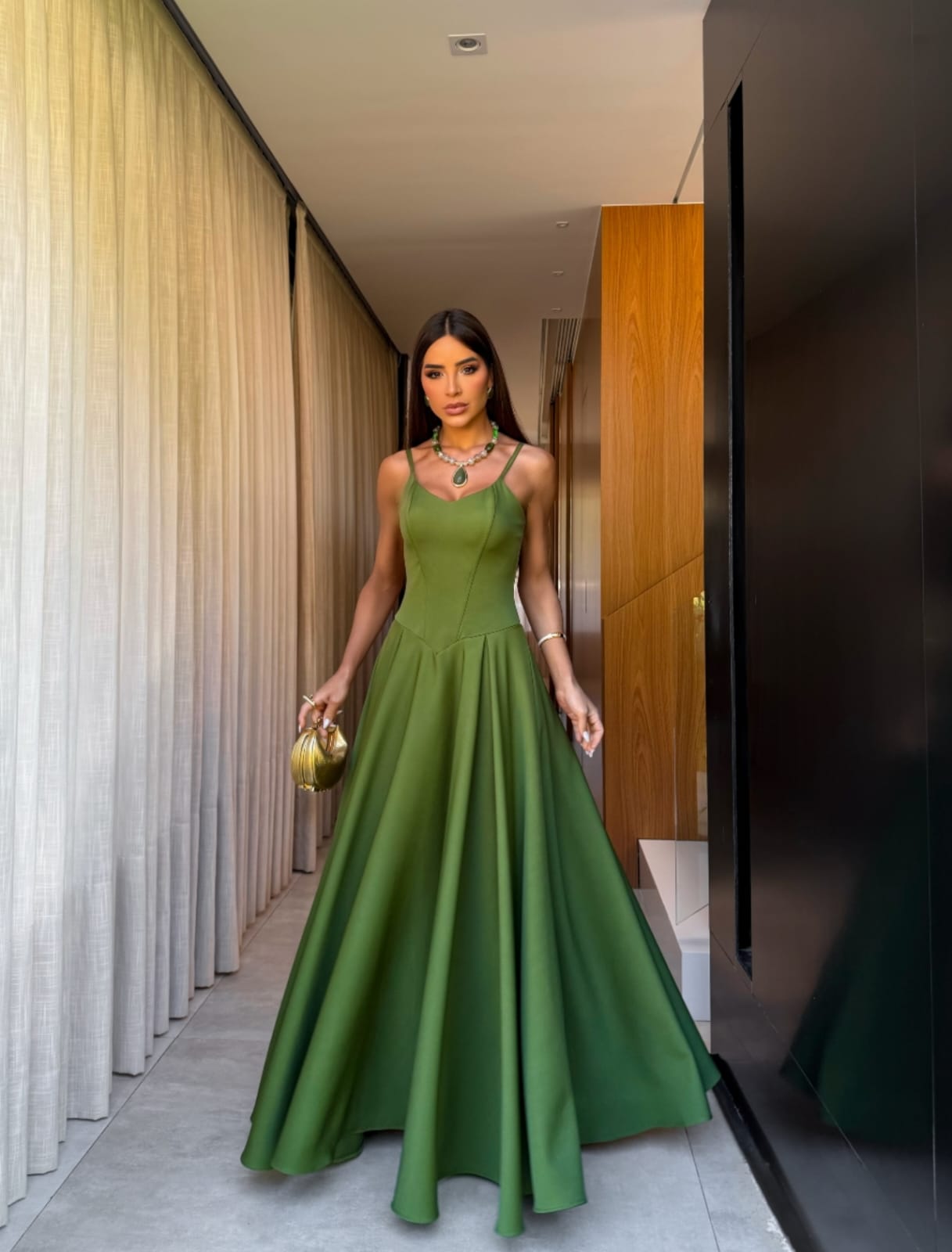 Vestido Longo Oliva Alças Finas com Decote Coração e Saia Evasê