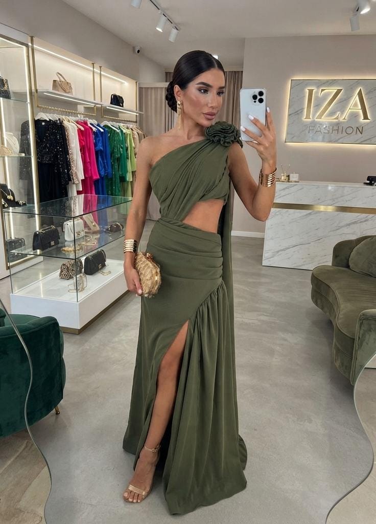 Vestido Longo Oliva em Crepe com Ombro Único, Flor 3D, Recorte Lateral e Fenda
