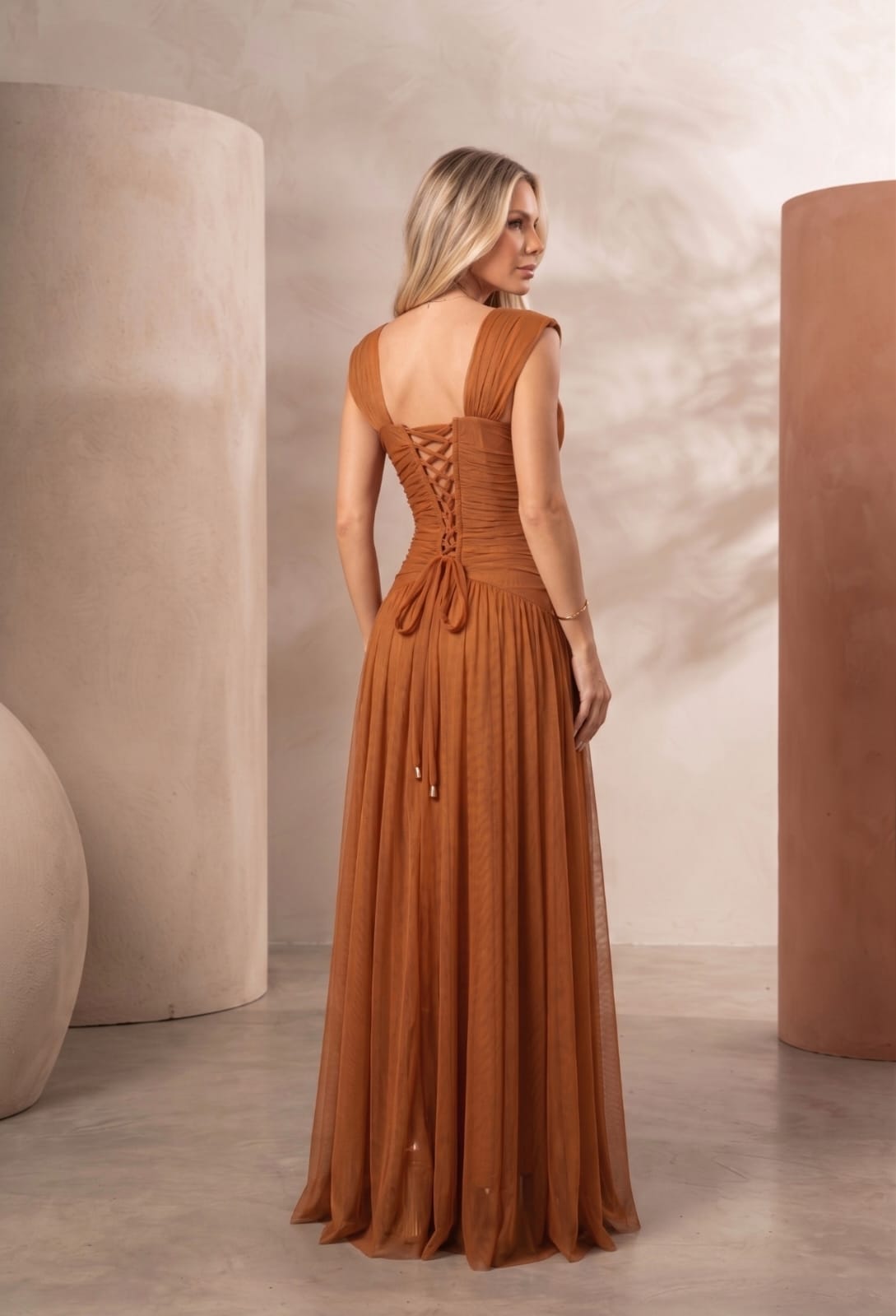 Vestido Longo Caramelo em Tule com Decote V, Cintura Franzida e Fenda Alta