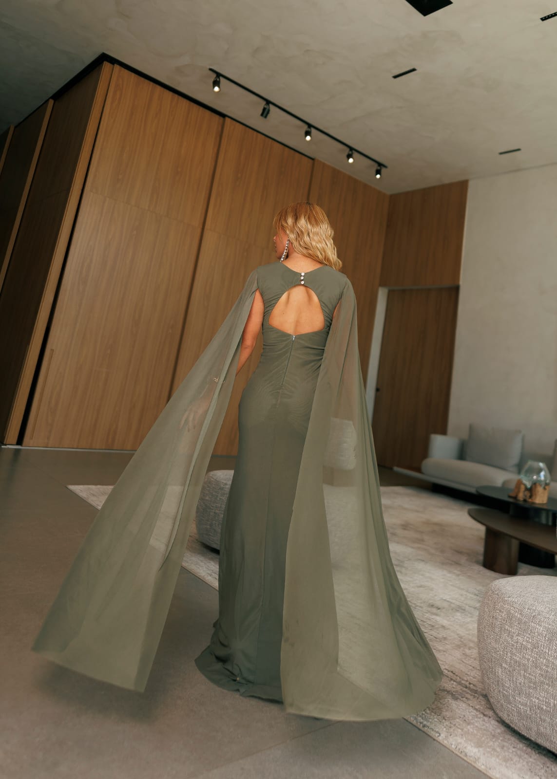 Vestido Longo Tule Verde Oliva Mangas Capa